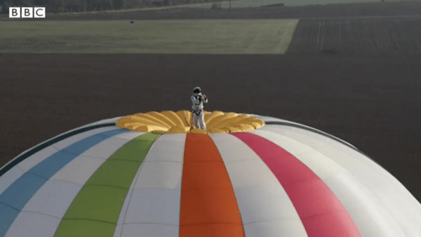 «Περπάτησε» πάνω στο μπαλόνι του αερόστατου και έκανε παγκόσμιο ρεκόρ