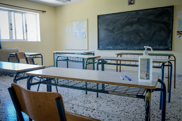 Καταγγελία καθηγητή: «Τρεις μαθητές έχασαν τη χρονιά γιατί οι γονείς τους δεν ήθελαν τα self test» 