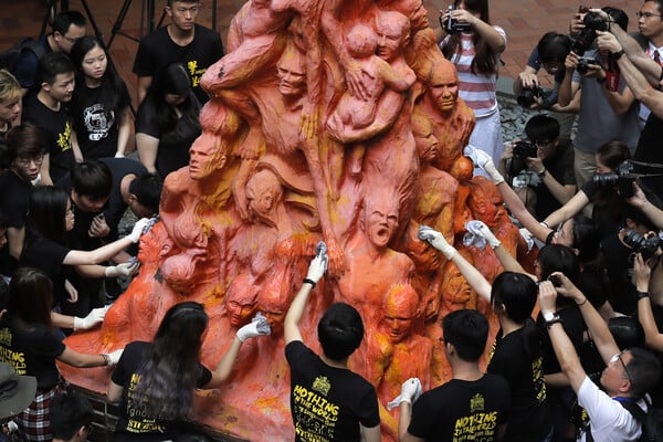Χονγκ Κονγκ: Δανός γλύπτης ζητά ασυλία για να πάρει πίσω το άγαλμα του αφιερωμένο στην Τιεν Αν Μέν