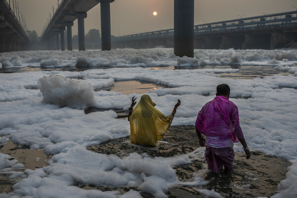 Ινδουιστές προσεύχονται στον καλυμμένο με τοξικό αφρό, ιερό ποταμό Yamuna 