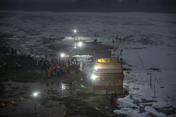 Ινδουιστές προσεύχονται στον καλυμμένο με τοξικό αφρό, ιερό ποταμό Yamuna 