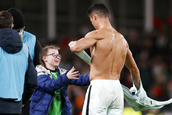 Ronaldo gives young fan the shirt off his back after she runs onto pitch