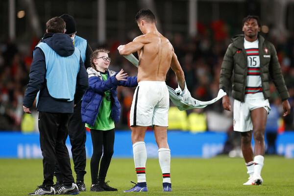 Ronaldo gives young fan the shirt off his back after she runs onto pitch