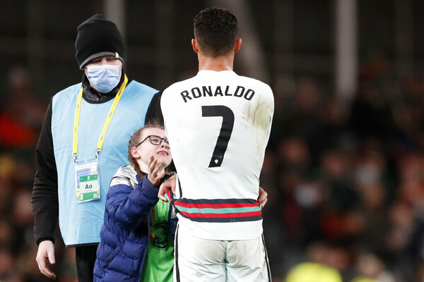 Ronaldo gives young fan the shirt off his back after she runs onto pitch