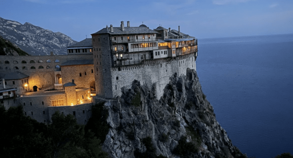 Με κορωνοϊό δεκάδες μοναχοί με κορωνοϊό στα κελιά - Η παλιά μονή Εσφιγμένου είναι κατά του εμβολίου