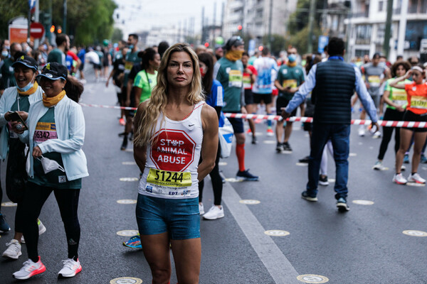 Υπέροχες εικόνες: Άνθρωποι τερματίζουν χέρι-χέρι, με αμαξίδια, πορτ-μπεμπέ, κατοικίδια στο Παναθηναϊκό Στάδιο