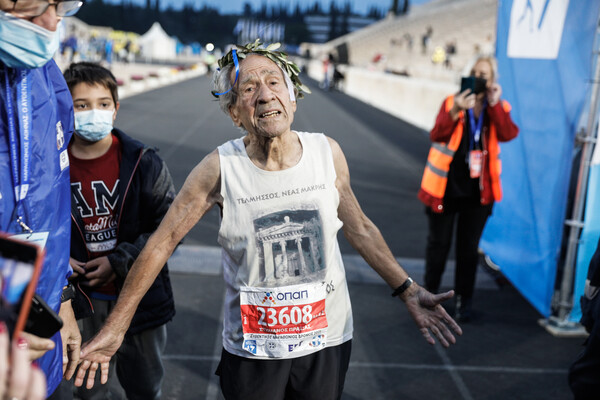 Ο 90χρονος δρομέας Στέλιος Πρασσάς τερμάτισε τον Μαραθώνιο