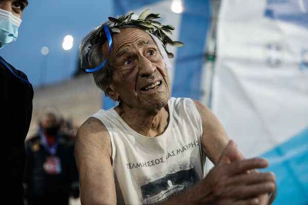 Ο 90χρονος δρομέας Στέλιος Πρασσάς τερμάτισε τον Μαραθώνιο