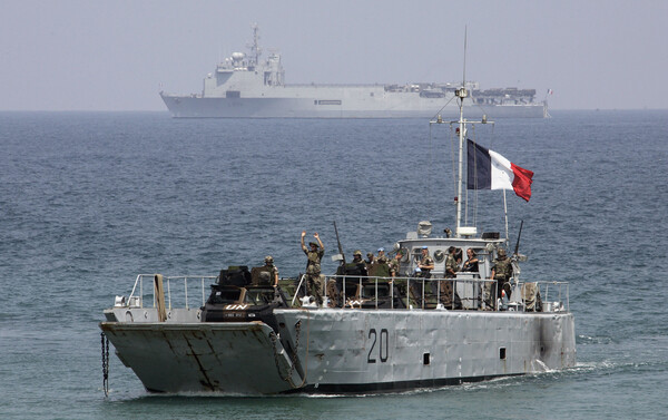 Ο Μακρόν αλλάζει το ναυτικό μπλε στη σημαία της Γαλλίας