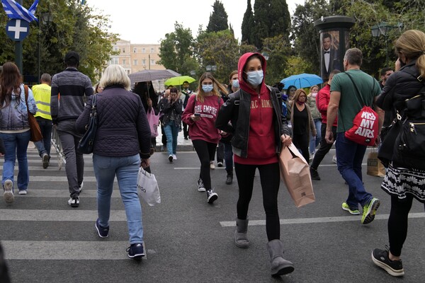 Τα νέα μέτρα που συζητά η κυβέρνηση: Κυλιόμενο ωράριο, μάσκες και «στο βάθος» το σενάριο για lockdown ανεμβολίαστων