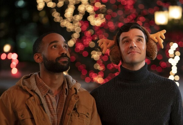 Το Netflix κυκλοφόρησε το τρέιλερ της πρώτης γκέι χριστουγεννιάτικης ταινίας του, «Single All the Way»