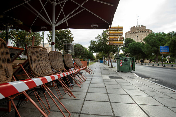 Κατέβασε ρολά η εστίαση: Ερημιά σε πλατείες και δρόμους -Στοιβαγμένες καρέκλες και τραπέζια