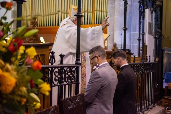 Ουαλία: Γκέι ιερέας με τον σύντρόφο του έγιναν το πρώτο ομόφυλο ζευγάρι που παίρνει την ευλογία της Εκκλησίας