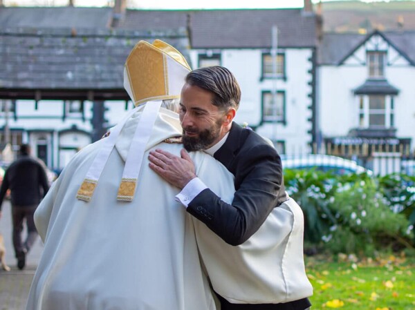 Ουαλία: Γκέι ιερέας με τον σύντρόφο του έγιναν το πρώτο ομόφυλο ζευγάρι που παίρνει την ευλογία της Εκκλησίας