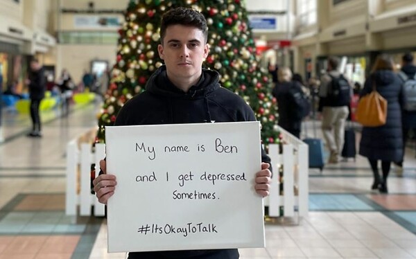 «Με λένε Μπεν και παθαίνω κατάθλιψη»: Ένας 23χρονος στέκεται καθημερινά στο σταθμό του Λιντς