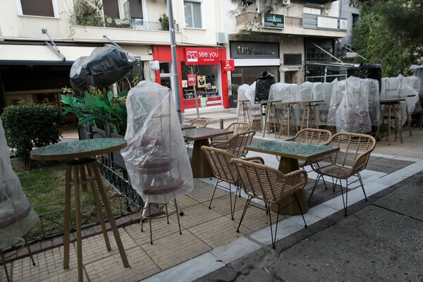 Κατέβασε ρολά η εστίαση: Ερημιά σε πλατείες και δρόμους -Στοιβαγμένες καρέκλες και τραπέζια