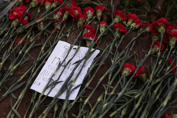 Πολυτεχνείο 48 χρόνια μετά: Ζωγραφιές και λουλούδια ως φόρος τιμής σε εκείνους που χάθηκαν