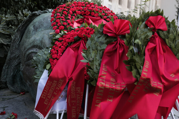 Πολυτεχνείο 48 χρόνια μετά: Ζωγραφιές και λουλούδια ως φόρος τιμής σε εκείνους που χάθηκαν