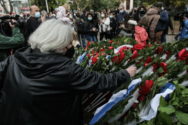 Πολυτεχνείο 48 χρόνια μετά: Ζωγραφιές και λουλούδια ως φόρος τιμής σε εκείνους που χάθηκαν