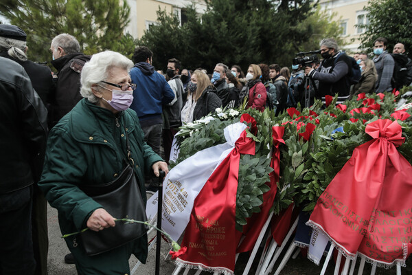 Πολυτεχνείο 48 χρόνια μετά: Ζωγραφιές και λουλούδια ως φόρος τιμής σε εκείνους που χάθηκαν