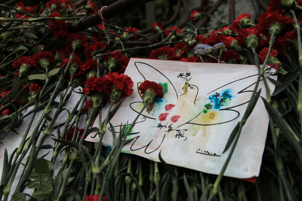 Πολυτεχνείο 48 χρόνια μετά: Ζωγραφιές και λουλούδια ως φόρος τιμής σε εκείνους που χάθηκαν