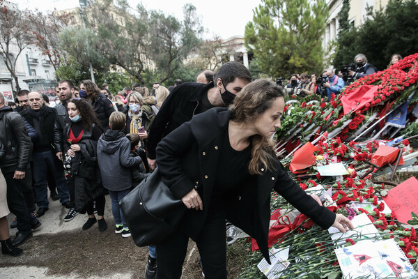 Πολυτεχνείο 48 χρόνια μετά: Ζωγραφιές και λουλούδια ως φόρος τιμής σε εκείνους που χάθηκαν