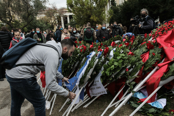 Πολυτεχνείο 48 χρόνια μετά: Ζωγραφιές και λουλούδια ως φόρος τιμής σε εκείνους που χάθηκαν