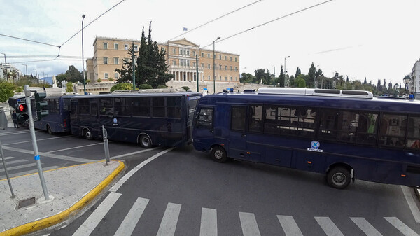 Πολυτεχνείο: Σε εξέλιξη η πορεία για την 48η επέτειο από την εξέγερση κατά της χούντας