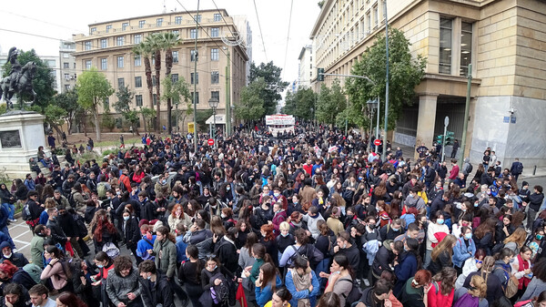 Πολυτεχνείο: Σε εξέλιξη η πορεία για την 48η επέτειο από την εξέγερση κατά της χούντας