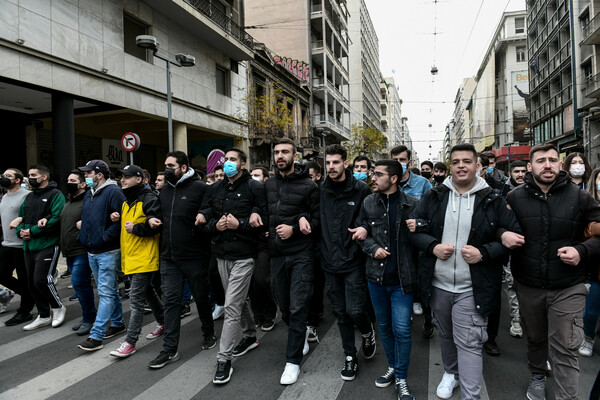 Πολυτεχνείο: Σε εξέλιξη η πορεία για την 48η επέτειο από την εξέγερση κατά της χούντας