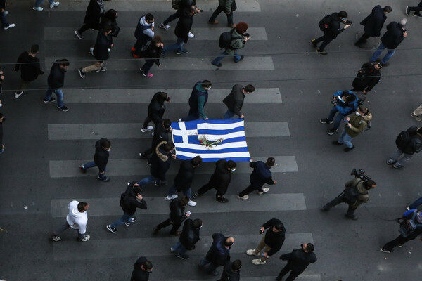 Πολυτεχνείο: Έξω από την αμερικανική πρεσβεία η σημαία της εξέγερσης