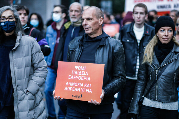 Πολυτεχνείο: Έξω από την αμερικανική πρεσβεία η σημαία της εξέγερσης