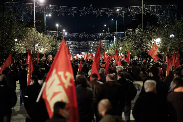 Πολυτεχνείο: Έξω από την αμερικανική πρεσβεία η σημαία της εξέγερσης