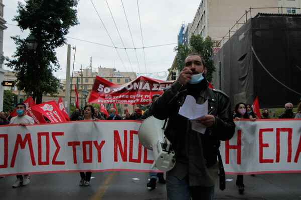 Πολυτεχνείο: Έξω από την αμερικανική πρεσβεία η σημαία της εξέγερσης