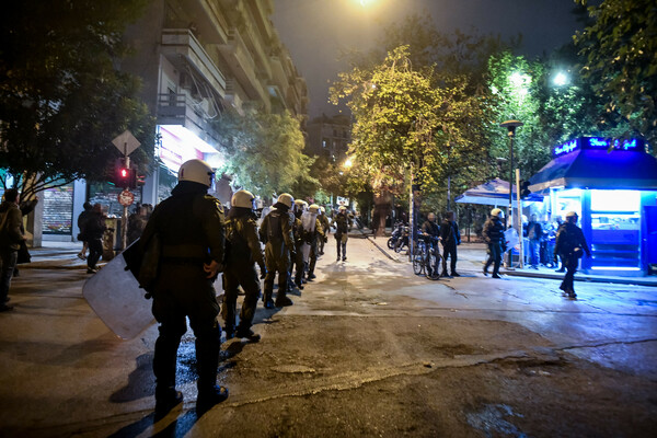 Πολυτεχνείο: Συνεχίζονται τα επεισόδια στη Θεσσαλονίκη- Πετροπόλεμος και προσαγωγές στα Εξάρχεια