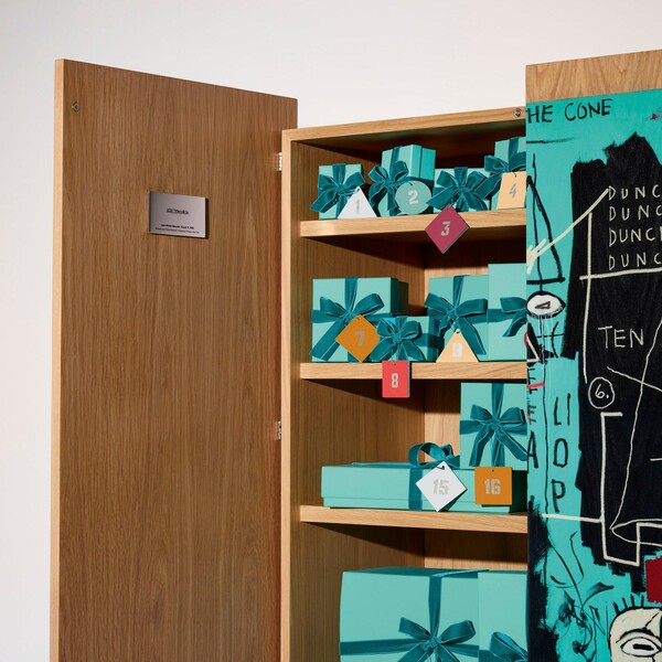 Το πολυτελές ημερολόγιο της Tiffany & Co για τα Χριστούγεννα -Ένα μικρό ντουλάπι με έργο του Jean-Michel Basquiat και 24 δώρα