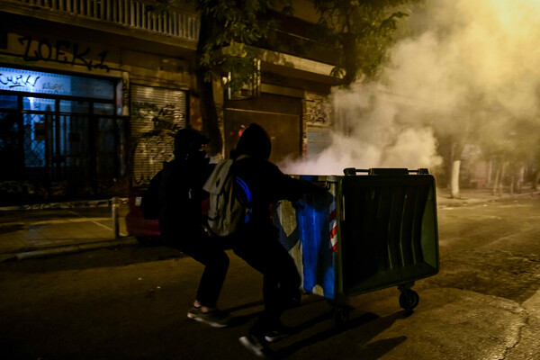 Πολυτεχνείο: Συνεχίζονται τα επεισόδια στη Θεσσαλονίκη- Πετροπόλεμος και προσαγωγές στα Εξάρχεια