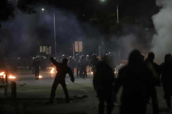 Πολυτεχνείο: Συνεχίζονται τα επεισόδια στη Θεσσαλονίκη- Πετροπόλεμος και προσαγωγές στα Εξάρχεια