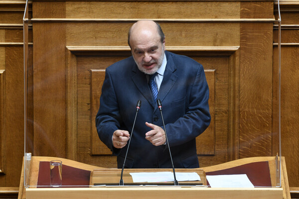 Ξαφνική αδιαθεσία για τον Τρύφωνα Αλεξιάδη την ώρα που μιλούσε στη Βουλή