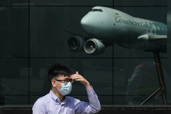 Η Cathay Pacific απέλυσε τρεις πιλότους που κόλλησαν κορωνοϊό στη Γερμανία