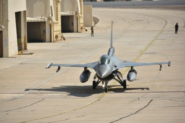 F-16 σε διάδρομο