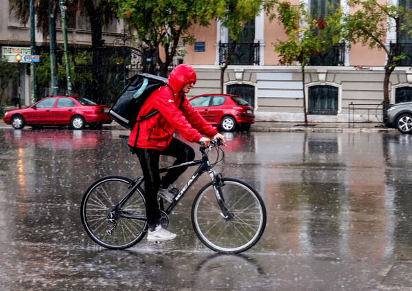 Βροχερός ο καιρός σήμερα με άνοδο θερμοκρασίας - Πού αναμένονται καταιγίδες 