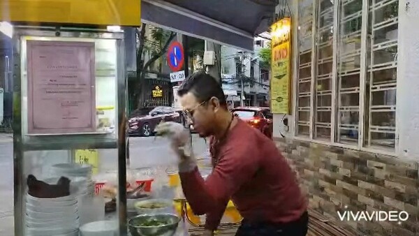 Βιετναμέζος πωλητής ντουντλς διακωμώδησε τον Σαλτ Μπάε και κατέληξε στο αστυνομικό τμήμα 