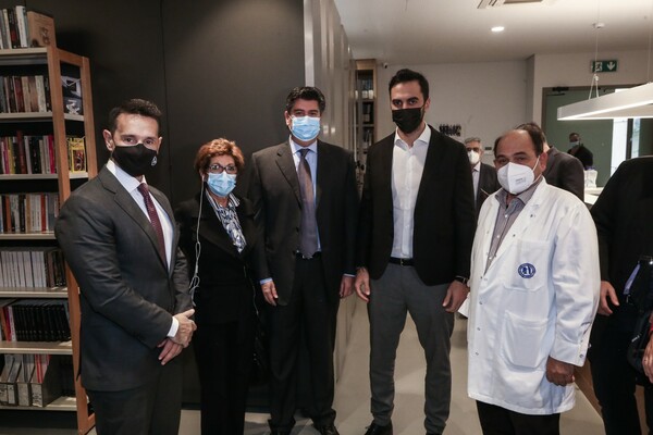 Η συγκινητική πρωτοβουλία της Φώφης Γεννηματά που έγινε πράξη –Ο σύζυγός της πήγε ξανά στον Ευαγγελισμό για τα εγκαίνια βιβλιοθήκης