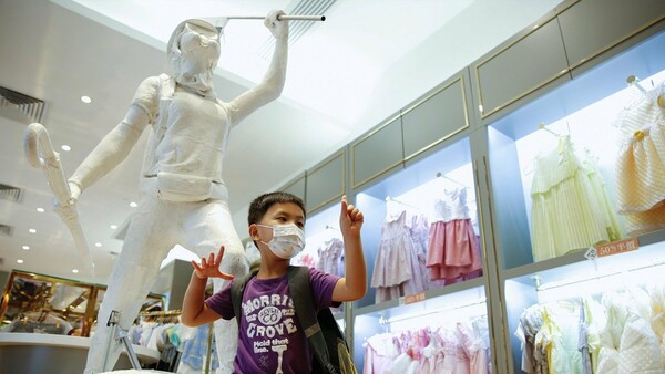 Χονγκ Κονγκ: Εταιρεία παιδικών ρούχων βάζει λουκέτο - Τα T-shirt είχαν «αντικυβερνητικές» στάμπες
