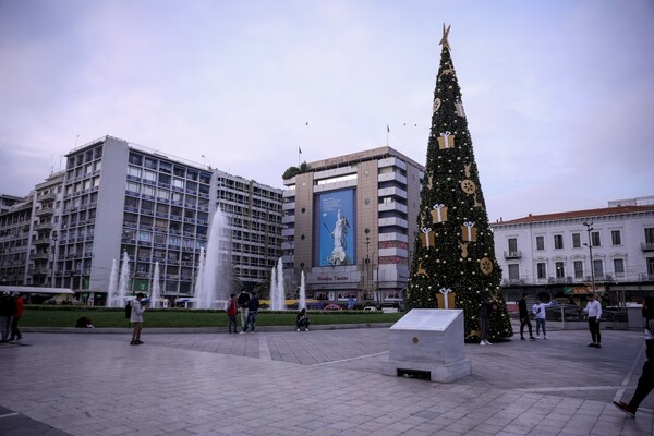 Η Αθήνα προετοιμάζεται για τα Χριστούγεννα -Στολίστηκε δέντρο στην Ομόνοια