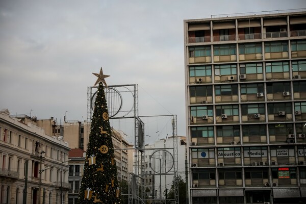 Η Αθήνα προετοιμάζεται για τα Χριστούγεννα -Στολίστηκε δέντρο στην Ομόνοια