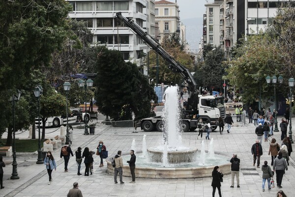 Καρέ-καρέ η τοποθέτηση του χριστουγεννιάτικου δέντρου στην πλατεία Συντάγματος -Μεγάλο και φουντωτό