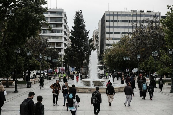 Καρέ-καρέ η τοποθέτηση του χριστουγεννιάτικου δέντρου στην πλατεία Συντάγματος -Μεγάλο και φουντωτό