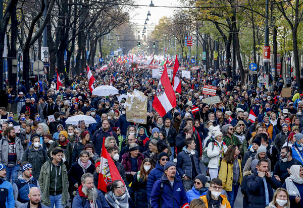  Αυστρία: Χιλιάδες άτομα διαδήλωσαν κατά των μέτρων για την πανδημία - "Συγγνώμη" από τον Κάγκελάριο προς τους εμβολιασμένους